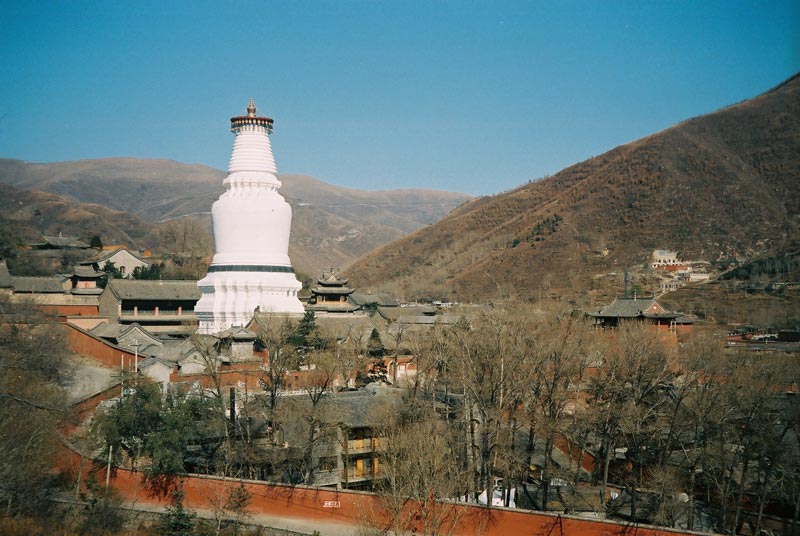 View of Taihuai with its temples and the stupa of Tayuansi